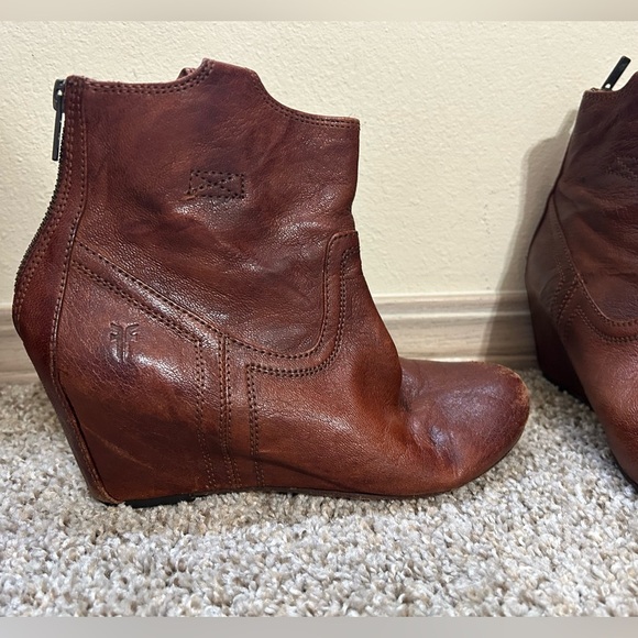 Frye Carson Wedge Cognac Brown Leather Ankle Booties Women’s Size 6 Zip Up Heel - Picture 3 of 13